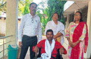 व्हील चेयर पाकर खिले दिव्यांग रेमशन एक्का के चेहरे पर मुस्कान