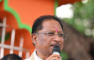 झुरानदी गांव में बरगद पेड़ की छांव में लगी मुख्यमंत्री की चौपाल