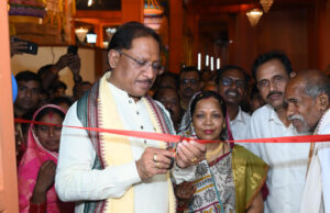 मुख्यमंत्री ने दोकड़ा में पीएम आवास योजना के हितग्राही संतु चक्रेस को चाबी देकर गृह प्रवेश कराया