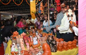 माटीकला बोर्ड के स्टॉल पर उमड़ रही खरीददारों की भीड़