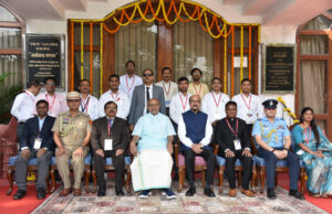 उप राष्ट्रपति ने राजभवन परिवार के साथ कराई फोटोग्राफी