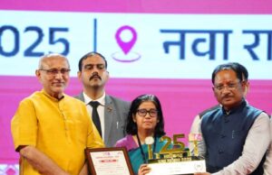 राज्योत्सव के समापन समारोह में उप राष्ट्रपति सी.पी. राधाकृष्णन के हाथों सचिव शहला निगार ने ग्रहण किया पुरस्कार