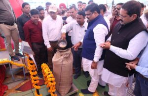 कैबिनेट मंत्री यादव ने रायगढ़ जिले के कोड़ातराई पहुँच कर खरीफ विपणन वर्ष 2025-26 का धान खरीदी योजना का विधिवत शुभारंभ किया