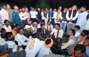 उप मुख्यमंत्री देर शाम सहसपुर लोहारा में किसानों से जमीन पर बैठकर की चर्चा, शिकायत पर की तत्काल कार्रवाई