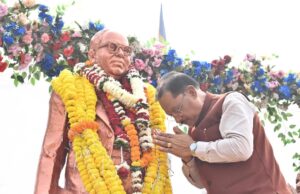 मुख्यमंत्री विष्णुदेव साय ने संविधान दिवस के अवसर पर डॉ. भीमराव अंबेडकर की प्रतिमा पर माल्यार्पण कर किया नमन