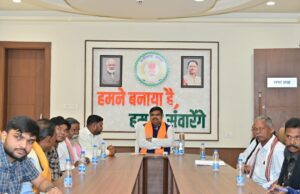 शिक्षा मंत्री गजेन्द्र यादव ने नवा रायपुर निवास में सुना प्रधानमंत्री नरेंद्र मोदी के ‘मन की बात’ का 128वां एपिसोड