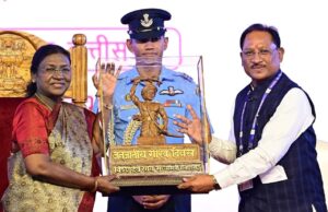 जनजातीय गौरव दिवस समारोह का ऐतिहासिक क्षण : मुख्यमंत्री विष्णु देव साय ने राष्ट्रपति द्रौपदी मुर्मु को भेंट की धरती आबा भगवान बिरसा मुंडा की बस्तर आर्ट प्रतिमा