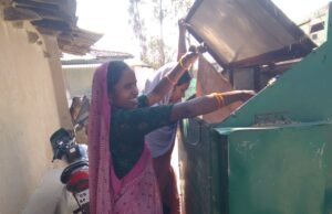 स्वच्छता दीदी द्वारा ग्रामीण क्षेत्रों में किया जा रहा है डोर टू डोर कचरा संग्रहण