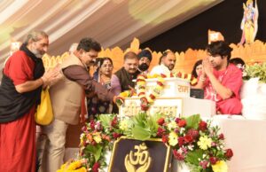 हनुमंत कथा के चौथे दिवस उप मुख्यमंत्री विजय शर्मा हुए शामिल, पं. धीरेंद्र शास्त्री से लिया आशीर्वाद