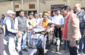 दिव्यांग नेमी सिंह को उपमुख्यमंत्री शर्मा ने प्रदान की पेट्रोल चलित स्कूटी