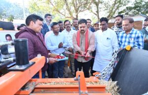उप मुख्यमंत्री विजय शर्मा ने 02 स्क्वायर बेलर मशीनों का किया लोकार्पण