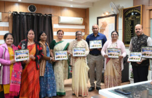 कुलपति ने किया नेहरू पुस्तकालय द्वारा प्रकाशित टेबल कैलेंडर का विमोचन