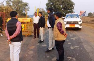 धान खरीदी व्यवस्था का कलेक्टर एवं पुलिस अधीक्षक ने किया मुआयना : चेकपोस्टों का औचक निरीक्षण