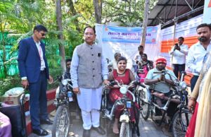 मुख्यमंत्री ने बैटरी चालित ट्राइसिकल किया प्रदान