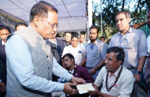 मुख्यमंत्री जनदर्शन: दिव्यांग प्रवीण गिरी गोस्वामी को पुत्री की शादी के लिए मिला 20 हजार का तत्कालीक सहायता