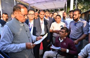 दोनों पैर से दिव्यांग राज शर्मा को 20 हजार रूपए की आर्थिक सहायता