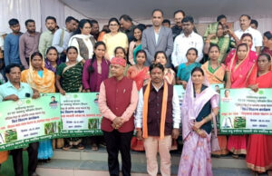 स्व-सहायता समूहों को लाख किट का वितरण : ग्रामीण आजीविका सुदृढ़ करने की दिशा में महत्वपूर्ण पहल
