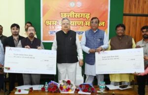 मजदूर परिवारों को विभिन्न योजनाओं में ढाई करोड़ रूपए की राशि वितरित