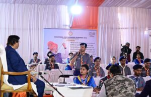 युवा संसद में डॉ. रमन सिंह बने अध्यक्ष और बच्चे बने सांसद, लोकहित के मुद्दों पर हुई चर्चा