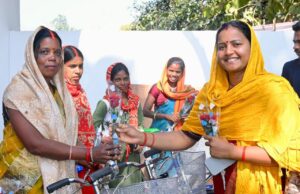 मंत्री लक्ष्मी राजवाड़े गांव–बस्ती चलो अभियान के तहत भटगांव विधानसभा के महावीरपुर और संजय नगर पहुँचीं