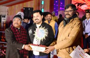 स्थानीय कलाकारों ने वनांचल की समृद्ध संस्कृति की छटा बिखेरी