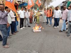 संविधान के सर्वोच्च पद का अपमान: भाजपा अनुसूचित जनजातीय मोर्चा का उग्र प्रदर्शन, विरोध में ममता बनर्जी का पुतला फूंक किया नारेबाजी