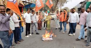 संविधान के सर्वोच्च पद का अपमान: भाजपा अनुसूचित जनजातीय मोर्चा का उग्र प्रदर्शन, विरोध में ममता बनर्जी का पुतला फूंक किया नारेबाजी