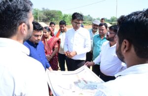 वित्त मंत्री चौधरी ने पुसौर में लाइब्रेरी, पुष्पवाटिका एवं तालाब सौंदर्यीकरण कार्यों का किया निरीक्षण