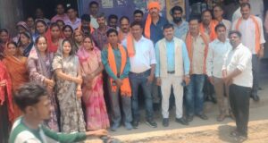 ग्राम ठकुरदेवा में “मन की बात” की 133वीं कड़ी का आयोजन कर सुनी बात