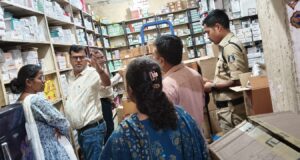 थोक दवा दुकानों पर कार्रवाई, 2 दवाओं के लिए गए नमूने