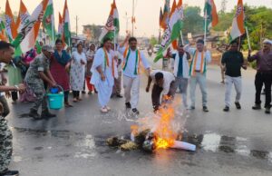 भैरमगढ़ सामूहिक दुष्कर्म के विरोध में कांग्रेस का प्रदर्शन, भाजपा व गृहमंत्री का पुतला दहन