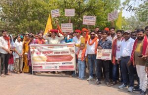 गौ माता को राष्ट्र माता की मांग को लेकर मस्तूरी क्षेत्र के गौ सेवकों ने सौंपा एस डी एम को ज्ञापन मातृ शक्तिया हुई शामिल