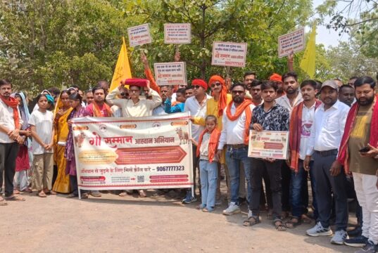 गौ माता को राष्ट्र माता की मांग को लेकर मस्तूरी क्षेत्र के गौ सेवकों ने सौंपा एस डी एम को ज्ञापन मातृ शक्तिया हुई शामिल