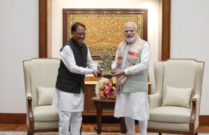 बस्तर 2.0 की शुरुआत: मुख्यमंत्री साय ने पीएम मोदी को दिया आमंत्रण, विकास का ब्लूप्रिंट सौंपा