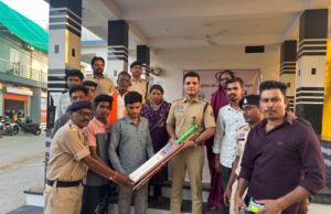 जन मनोरंजन एवं स्वास्थ्य हित हेतु पुलिस द्वारा क्रिकेट एवं वॉलीबॉल किट का किया गया वितरण।