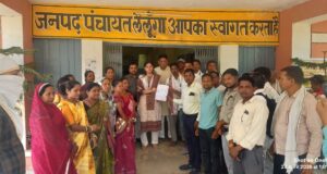 लैलूंगा जनपद पंचायत में 15 पंचायतो की बैठक हाई स्कूल प्रागंण कोड़ासिया में करने का कड़ा विरोध दर्ज किया है सरपंच संघ लैलूंगा द्वरा