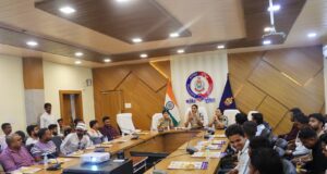 कांकेर पुलिस द्वारा मोबाइल दुकान संचालकों की बैठक आयोजित–सुरक्षा एवं नियमों के पालन पर जोर।