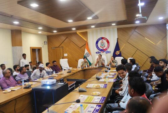 कांकेर पुलिस द्वारा मोबाइल दुकान संचालकों की बैठक आयोजित–सुरक्षा एवं नियमों के पालन पर जोर।