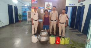 अवैध शराब कारोबार पर पुलिस का बड़ा प्रहार,पुलिस ने 50 लीटर महुआ शराब के साथ आरोपी गिरफ्तार
