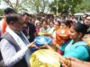 पीपल के पेड़ तले खाट पर बैठकर मुख्यमंत्री ने ग्रामीणों से किया सीधा संवाद: समस्याएं सुनीं और मौके पर दिए समाधान के निर्देश