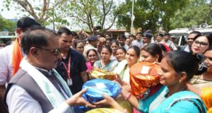 पीपल के पेड़ तले खाट पर बैठकर मुख्यमंत्री ने ग्रामीणों से किया सीधा संवाद: समस्याएं सुनीं और मौके पर दिए समाधान के निर्देश