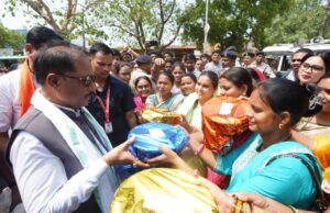 पीपल के पेड़ तले खाट पर बैठकर मुख्यमंत्री ने ग्रामीणों से किया सीधा संवाद: समस्याएं सुनीं और मौके पर दिए समाधान के निर्देश