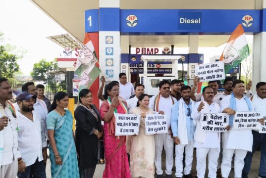 बढ़ती महंगाई के विरोध में मस्तूरी पेट्रोल पंप पर कांग्रेसियों ने किया बीजेपी के खिलाफ प्रदर्शन