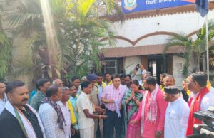 अधिवक्ता आराधना सिदार हत्याकांड में फांसी की सजा की मांग, को लेकर विधायक विद्यावती सिदार जिला पंचायत उपाध्यक्ष दीपक सिदार सहित गोंड समाज के प्रमुख जनों ने एसपी को सौंपा ज्ञापन