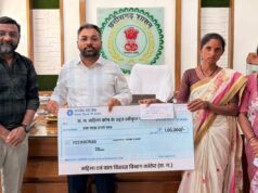 कलेक्टर ने आत्मसमर्पित महिला को सौंपा ऋण का चेक