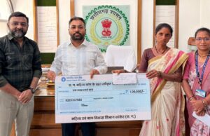 कलेक्टर ने आत्मसमर्पित महिला को सौंपा ऋण का चेक