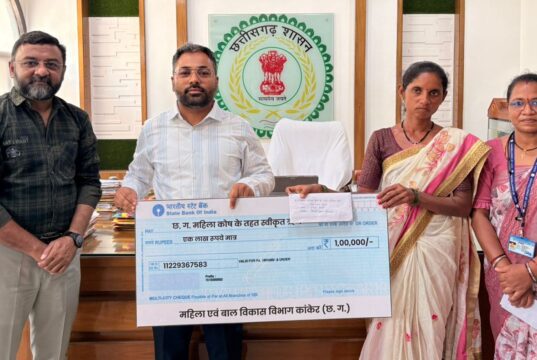 कलेक्टर ने आत्मसमर्पित महिला को सौंपा ऋण का चेक