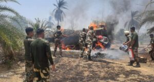 कोयलीबेड़ा बाजार में तेंदूपत्ता से भरे ट्रक में लगी आग पर स्थानीय पुलिस एवं बीएसएफ की त्वरित कार्यवाही
