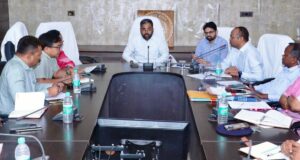 खाद-बीज का पर्याप्त भंडारण एवं अग्रिम उठाव कराने कलेक्टर ने दिए निर्देश