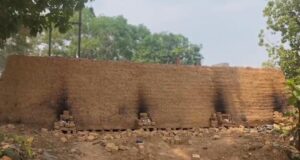 लैलूंगा के लारीपानी में बीच बस्ती संचालित अवैध ईंट भट्ठा, ग्रामीणों की सेहत और सुरक्षा पर मंडरा रहा खतरा